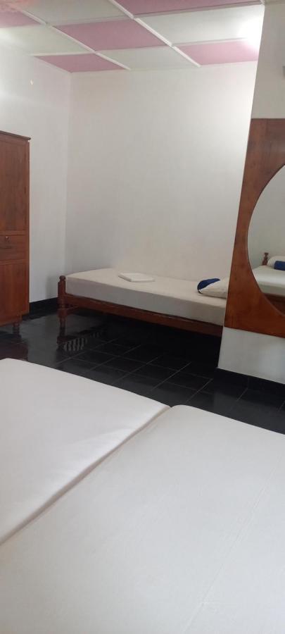 Ocean View Tourist Guest House At Negombo Beach Near The Airport Exterior photo