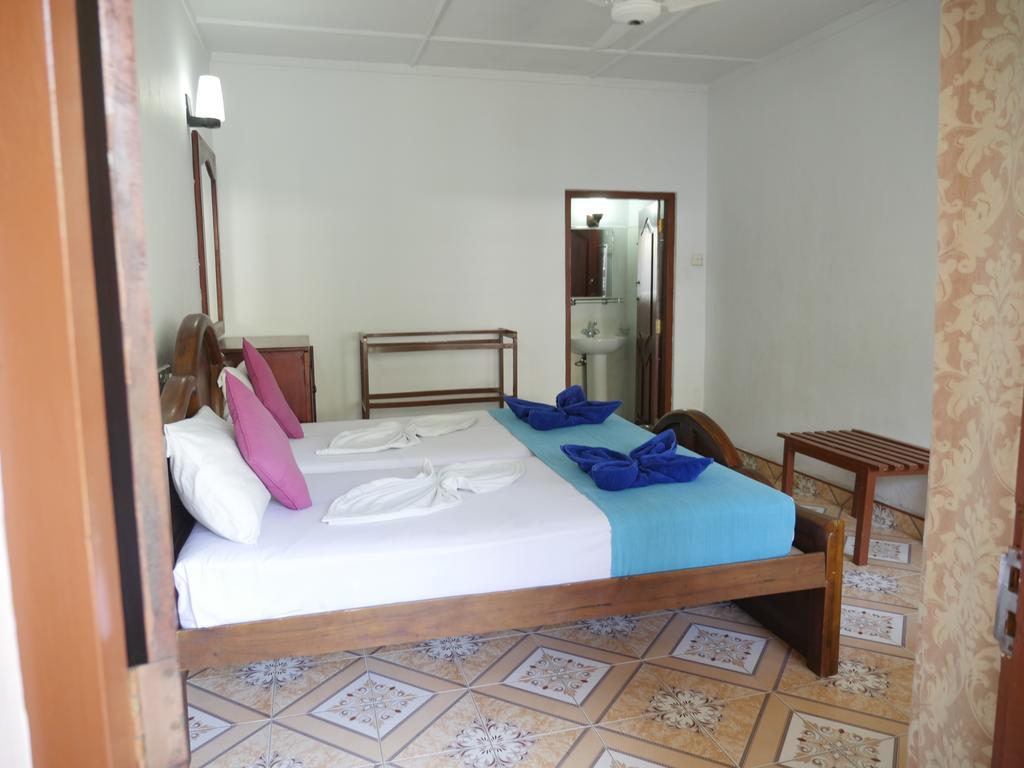 Ocean View Tourist Guest House At Negombo Beach Near The Airport Exterior photo